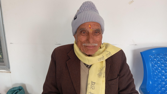 धनगढी–३ चटकपुरका ८६ बर्षीय बुवा यगराम अवस्थीले गरे कपडा सहयोग