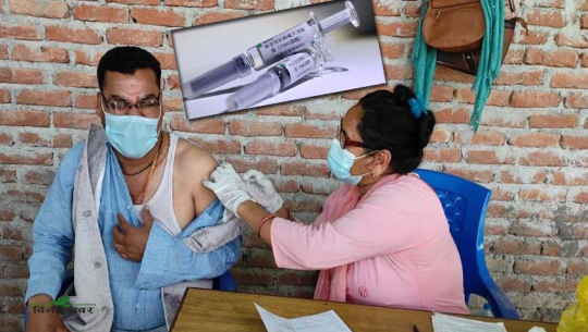 फाइल फोटोः कोरोना विरुद्धको खोप लगाउँदै धनगढी उपमहानगरपालिकाका मेयर नृपबहादुर वड