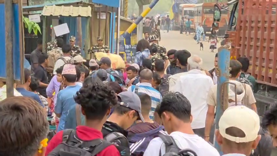 मतदान गर्न आएका नेपाली रोजगारीका लागि भारत फर्किंदै 