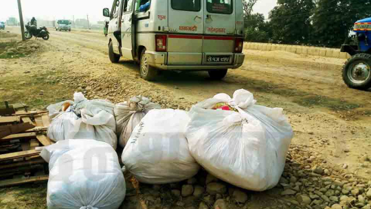धनगढीमा प्रहरीद्धारा झण्डै ४२ हजारका भन्सार छलीका कपडा बरामद