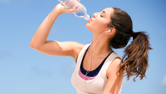 भुलेर पनि उभिएर पानी नपिउनुहोस्, नत्र यस्ता गम्भिर रोगहरु देखा पर्ला