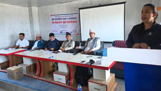 सम्वादमा सहभागि गाउँपालिकाका जनप्रतिनीधि र कर्मचारीहरु । तस्विरः एकेन्द्र महता (गोरखापत्र) 