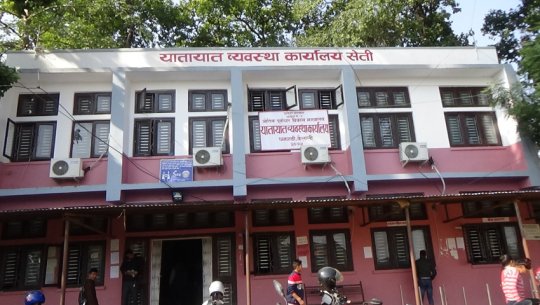 यातायात व्यवस्था कार्यालय धनगढीमा भारवाहान सवारी साधन जाँचपासमा समस्या