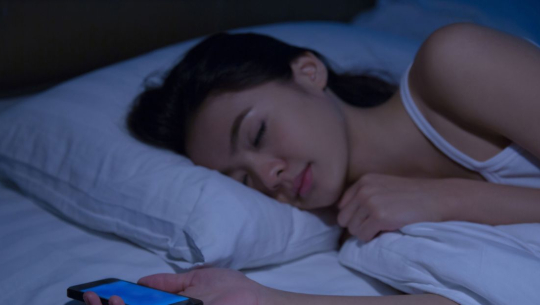 मोबाइल सिरानी छेउमा राख्ने बानी छ ? क्यान्सर हुनसक्छ !