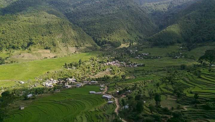 केआईसिंह गाउँपालिकामा कूल ७ वडा रहेका छन्। १२७ दशमलव १ वर्ग किलोमिटरको क्षेत्रफलमा फैलिएको केआईसिंह गाउँपालिकाको भु–आकृतिक स्वरुप खोलानाला, नदि तथा पहाडी भू–भाग रहेको छ भने यसको पूर्वमा अछाम र बोगटान गाउँपालिका छ भने पश्चिममा बडीकेदार गाउँपालिका र शिखर नगरपालिका, उत्तरमा दिपायल शिलगढी नगरपालिका र शिखर नगरपालिका र  दक्षिणमा बोगटान गाउँपालिका  रहेको छ। 