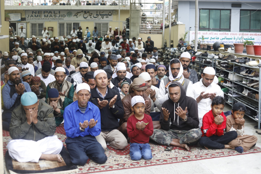 इस्लाम धर्मावलम्बीहरूको  पर्व ईद–उल–फित्रको अवसरमा घण्टाघरस्थित नेपाली जामे मस्जिदमा सामूहिक नमाजमा शनिबार  सहभागी हुँदै मुस्लिम समुदाय । 