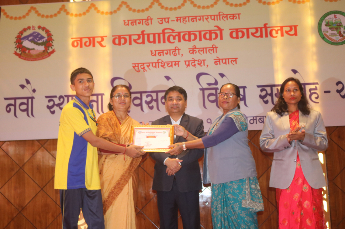 धनगढीको एरिष्टो स्कुलका प्रधानाध्यापक शान्ती अधिकारी सम्मान ग्रहण गर्दै।