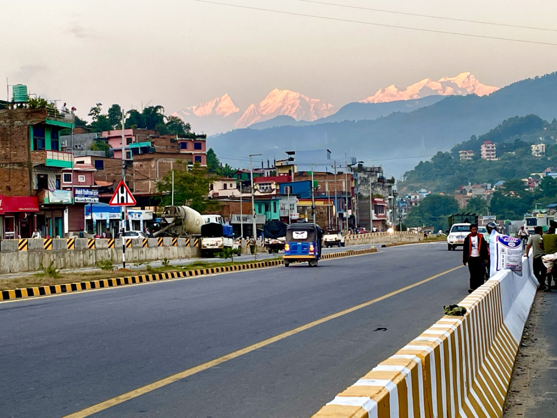 पृथ्वी राजमार्गको मुग्लिन–पोखरा सडकखण्ड अन्तर्गत तनहुँको व्यास नगरपालिका-४ स्थित बागबजारबाट बुधबार देखिएको हिमश्रृङ्खला र राजमार्गको दृश्य। 