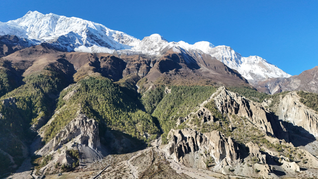 मौसम खुलेको बेला मनाङ ङिस्याङ गाउँपालिका–५ भ्राकाबाट देखिएका अन्नपूर्ण  दोस्रो, त्यस्रो, र गङ्गापूर्ण हिमालको हिमशृङ्खला एकै पङ्तिमा । जसले मनाङलाई स्वर्गजस्तै बनाएको छ भने स्वदेशी तथा विदेशी पर्यटकको आकर्षण केन्द्र बनेको छ।